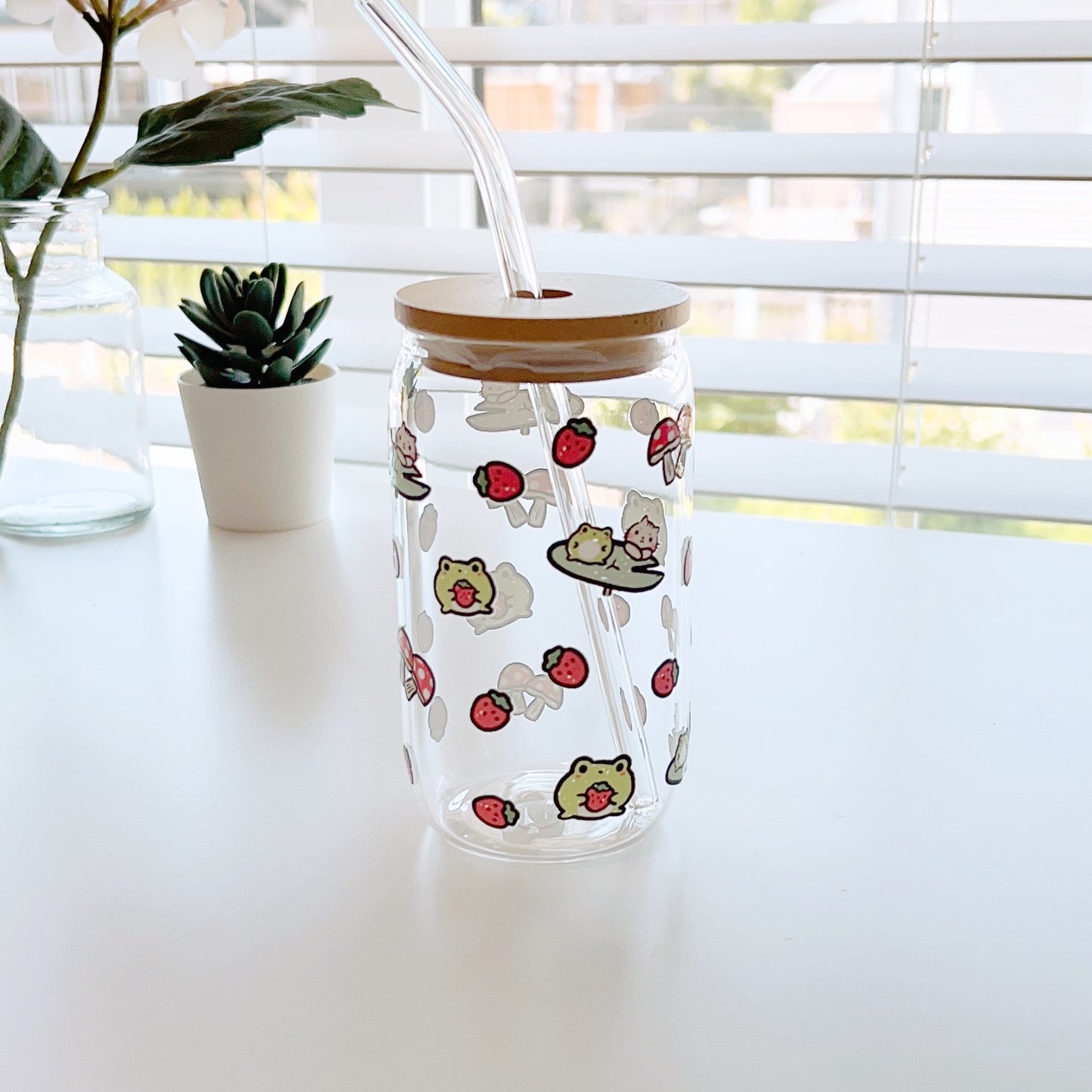 DW016 | Brownee and Frogs | Glass Cup with Lid and Straw